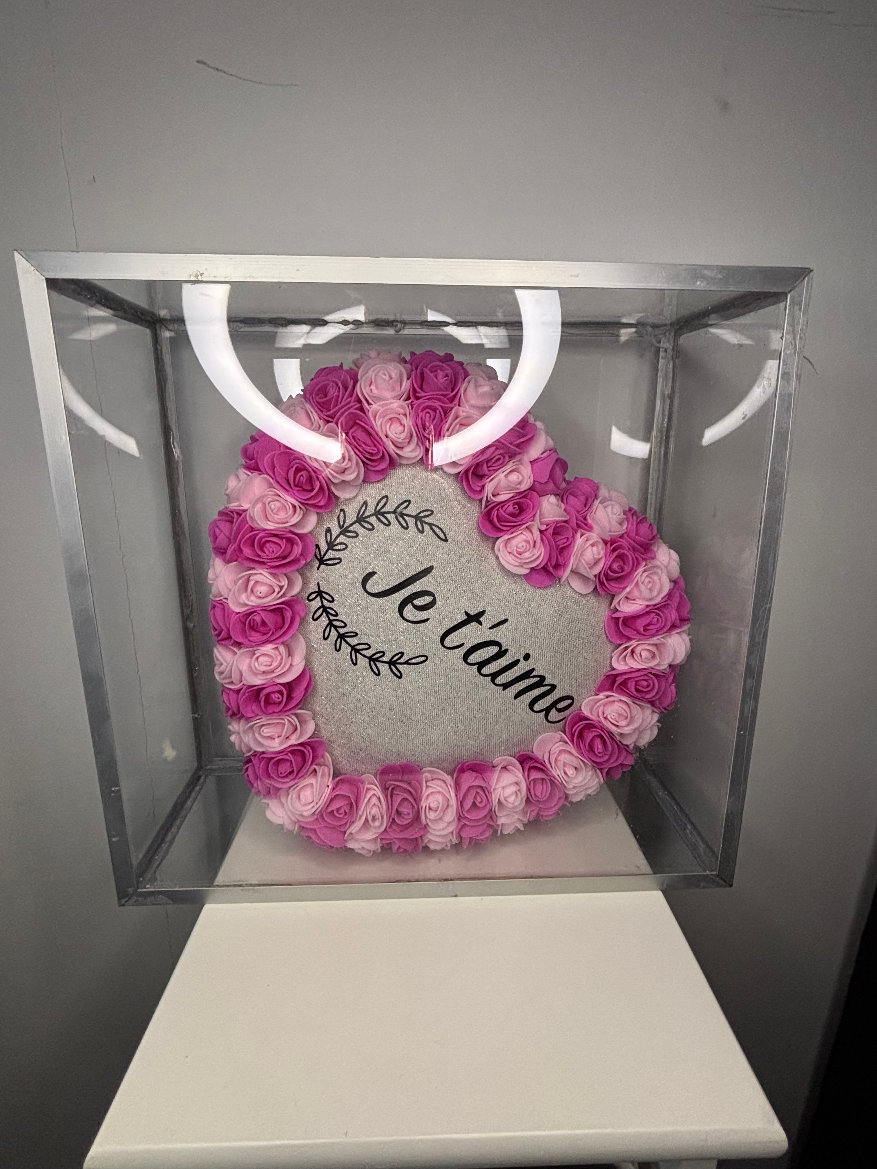 Coussin grand coeur avec boîte Plexiglas