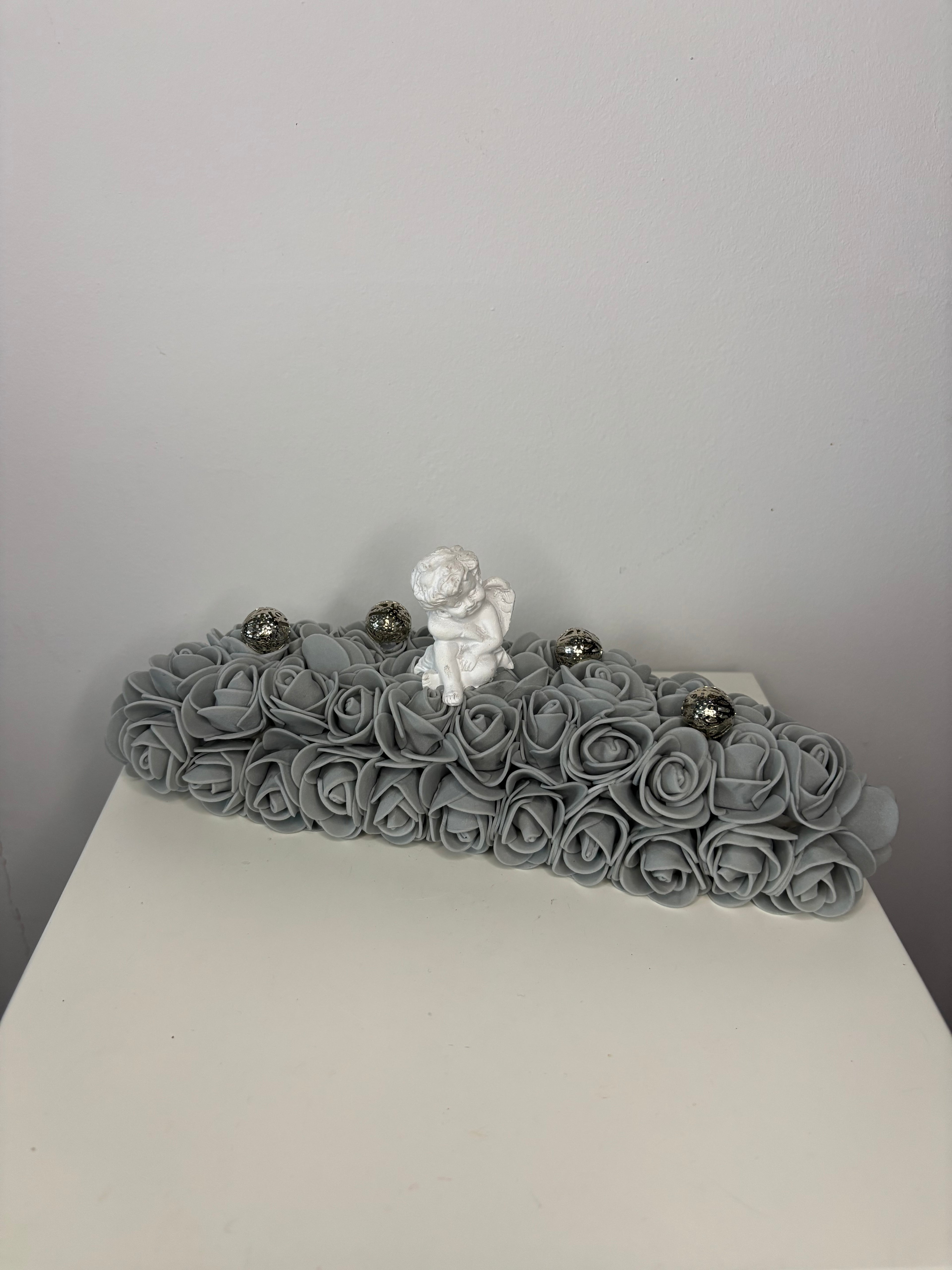 ange assis avec socle gris